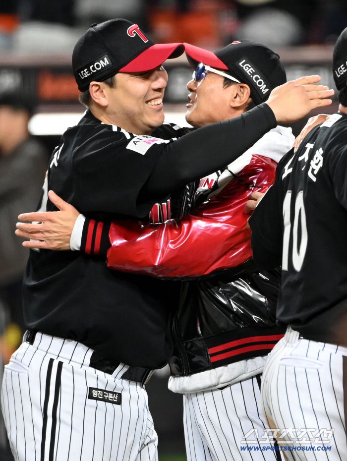31일 대전 한화생명볼파크에서 열린 LG와 한화의 한국시리즈 5차전. LG가 승리하며 한국시리즈 우승을 차지했다. 염경엽 감독과 포옹을 하는 김현수의 모습. 대전=허상욱 기자wook@sportschosun.com/2025.10.31/
