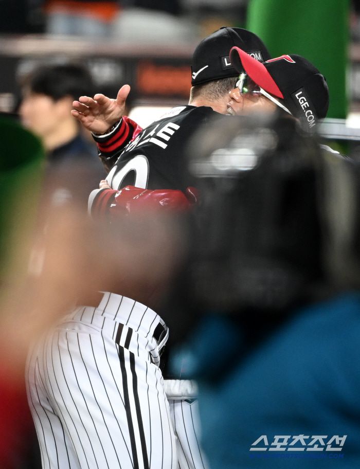 31일 대전 한화생명볼파크에서 열린 LG와 한화의 한국시리즈 5차전. LG가 승리하며 한국시리즈 우승을 차지했다. 염경엽 감독과 포옹을 하는 톨허스트의 모습. 대전=허상욱 기자wook@sportschosun.com/2025.10.31/