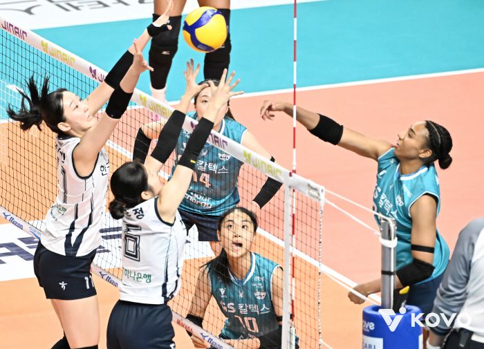 치열한 접전을 펼친 한국도로공사와 GS칼텍스. 사진제공=KOVO