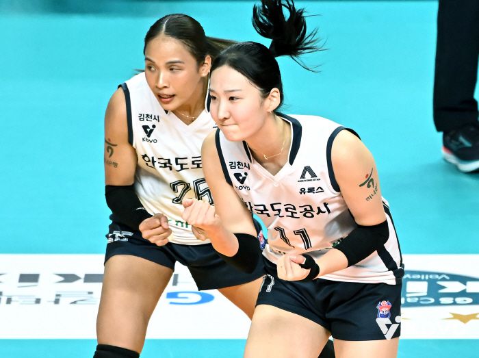 도로공사 타나차(왼쪽)와 김세빈. 사진제공=KOVO