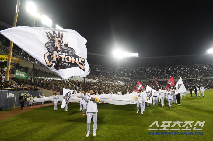 '한국시리즈 통합우승 IN 잠실' 행사가 1일 잠실구장에서 열렸다. LG 선수단이 팬들과 함께 우승의 기쁨을 만끽하고 있다. 잠실=박재만 기자 pjm@sportschosun.com/2025.11.01/
