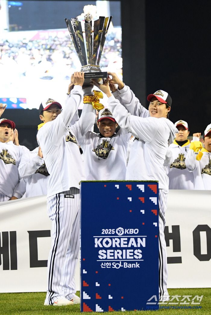 '한국시리즈 통합우승 IN 잠실' 행사가 1일 잠실구장에서 열렸다. LG 선수단이 챔피언 트로피 퍼포먼스를 펼치고 있다. 잠실=박재만 기자 pjm@sportschosun.com/2025.11.01/