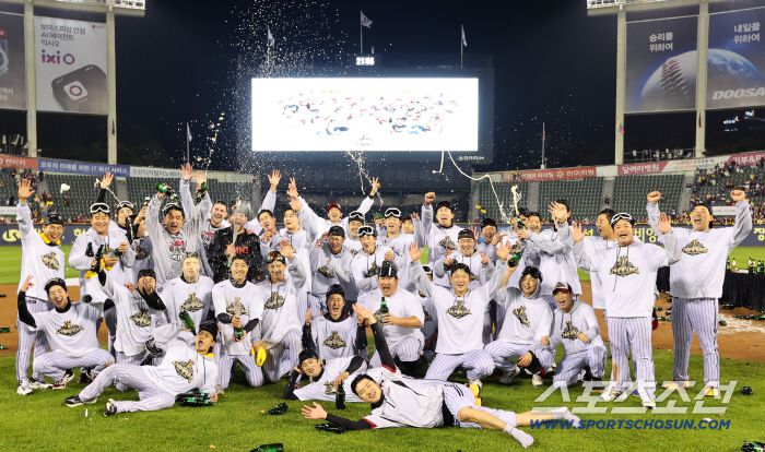 LG 선수들이 샴페인 세리머니를 마치고 기념촬영을 했다. 사진제공=LG 트윈스