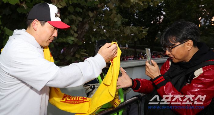 한국시리즈 MVP 김현수가 행사에 입장하는 팬에게 직접 응원 타올을 나눠주고 있다. 사진제공=LG 트윈스