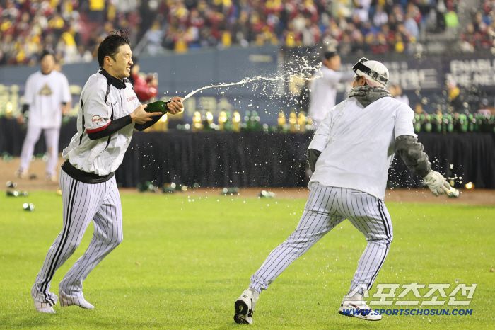 LG 선수들이 즐겁게 샴페인 세리머니를 하고 있다. 사진제공=LG 트윈스