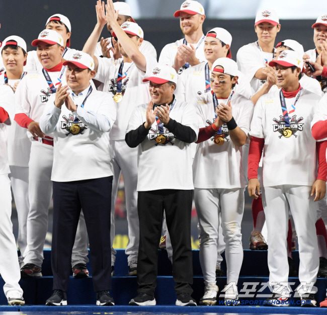 28일 광주 기아챔피언스필드에서 열린 한국시리즈 5차전 KIA 타이거즈와 삼성 라이온즈의 경기. 한국시리즈 우승을 차지한 KIA 타이거즈 심재학 단장, 송호성 대표이사, 김도영이 환호하고 있다. 광주=박재만 기자 pjm@sportschosun.com/2024.10.28/