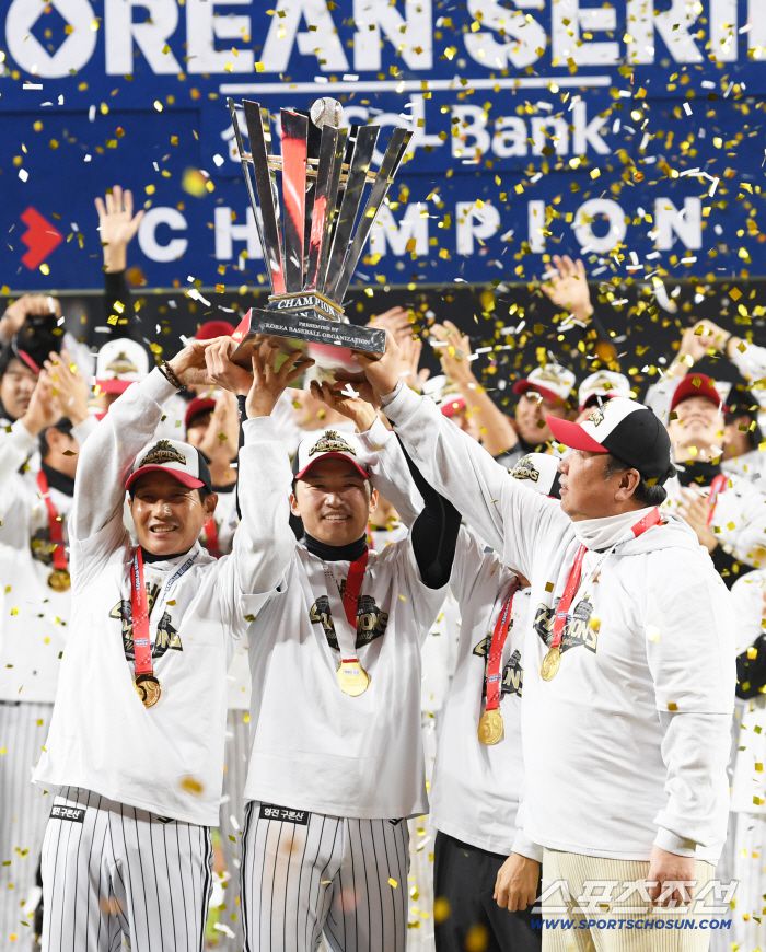 31일 대전 한화생명볼파크에서 열린 한국시리즈 5차전 한화 이글스와 LG 트윈스의 경기. 우승을 차지한 LG 선수단이 환호하고 있다. 대전=박재만 기자 pjm@sportschosun.com/2025.10.31/