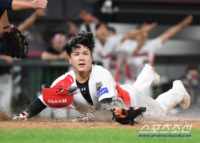 18일 광주 기아챔피언스필드에서 열린 한화-KIA전. 6회말 1사 1, 3루 위즈덤의 2루수 플라이 때 3루주자 김선빈이 홈으로 쇄도해 득점하고 있다. 광주=정재근 기자 cjg@sportschosun.com/2025.9.18/