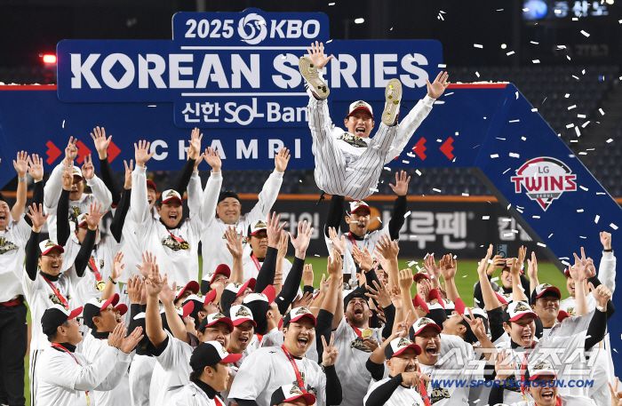 31일 대전 한화생명볼파크에서 열린 LG와 한화의 한국시리즈 5차전. LG가 4대1로 승리하며 시리즈 전적 4승 1패로 우승을 차지했다. 선수들이 염경엽 감독을 헹가래 치고 있다. 대전=정재근 기자 cjg@sportschosun.com/2025.10.31/