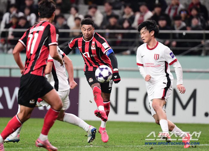 4일 서울월드컵경기장에서 열린 아시아축구연맹(AFC) 챔피언스리그 엘리트(ACL) 4차전 FC 서울과 청두 룽청의 경기. 청두 수비를 제치며 슈팅을 시도하는 FC 서울 린가드. 상암=송정헌 기자songs@sportschosun.com/2025.11.04/
