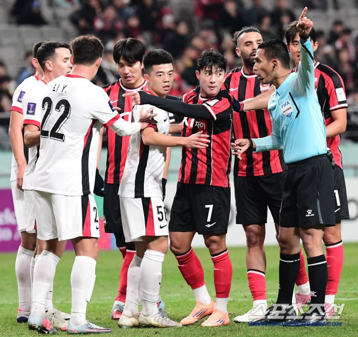4일 서울월드컵경기장에서 열린 아시아축구연맹(AFC) 챔피언스리그 엘리트(ACL) 4차전 FC 서울과 청두 룽청의 경기. FC 서울 정승원이 청두 수비수와 치열한 자리 다툼을 벌이고 있다. 상암=송정헌 기자songs@sportschosun.com/2025.11.04/