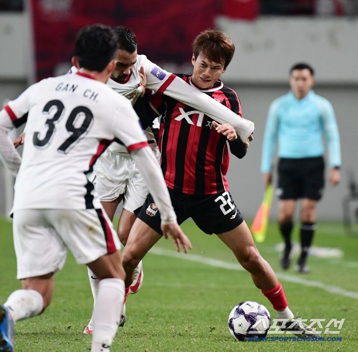4일 서울월드컵경기장에서 열린 아시아축구연맹(AFC) 챔피언스리그 엘리트(ACL) 4차전 FC 서울과 청두 룽청의 경기. FC 서울 김진수의 돌파를 막아서고 있는 청두 선수들. 상암=송정헌 기자songs@sportschosun.com/2025.11.04/