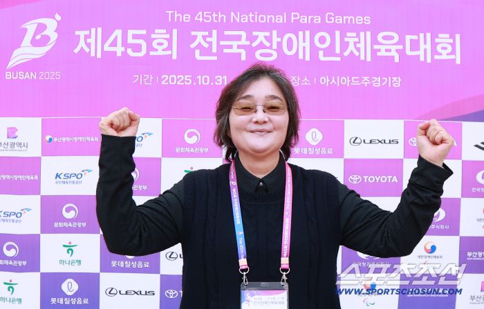 11초49, 1994년 이후 31년째 깨지지 않고 있는 여자육상 100m 한국신기록 보유자, 대한민국 여자육상 레전드 이영숙 대한장애인육상연맹 이사가 인일여고 후배이기도 한 신현진의 메달을 응원하며  파이팅 포즈를 취했다. 사진제공=대한장애인체육회