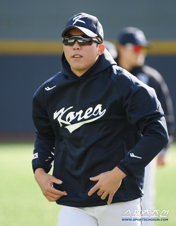 야구 국가대표팀이 2일 오후 경기도 고양 야구대표팀 훈련장에서 첫 훈련을 시작했다. 김영웅이 밝은 표정으로 몸을 풀고 있다. 고양=정재근 기자 cjg@sportschosun.com/2025.11.2/