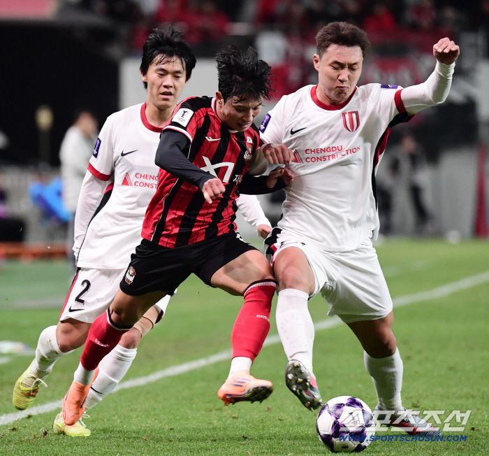 4일 서울월드컵경기장에서 열린 아시아축구연맹(AFC) 챔피언스리그 엘리트(ACL) 4차전 FC 서울과 청두 룽청의 경기. FC 서울 정승원이 청두 수비를 제치며 돌파를 시도하고 있다. 상암=송정헌 기자songs@sportschosun.com/2025.11.04/