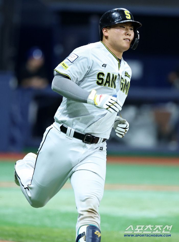 1일 고척스카이돔에서 열린 2025 KBO 퓨처스리그 챔피언결정전 상무와 KT의 경기, 2회말 상무 윤준호가 안타를 치고 질주하고 있다. 고척=허상욱 기자wook@sportschosun.com/2025.10.01/