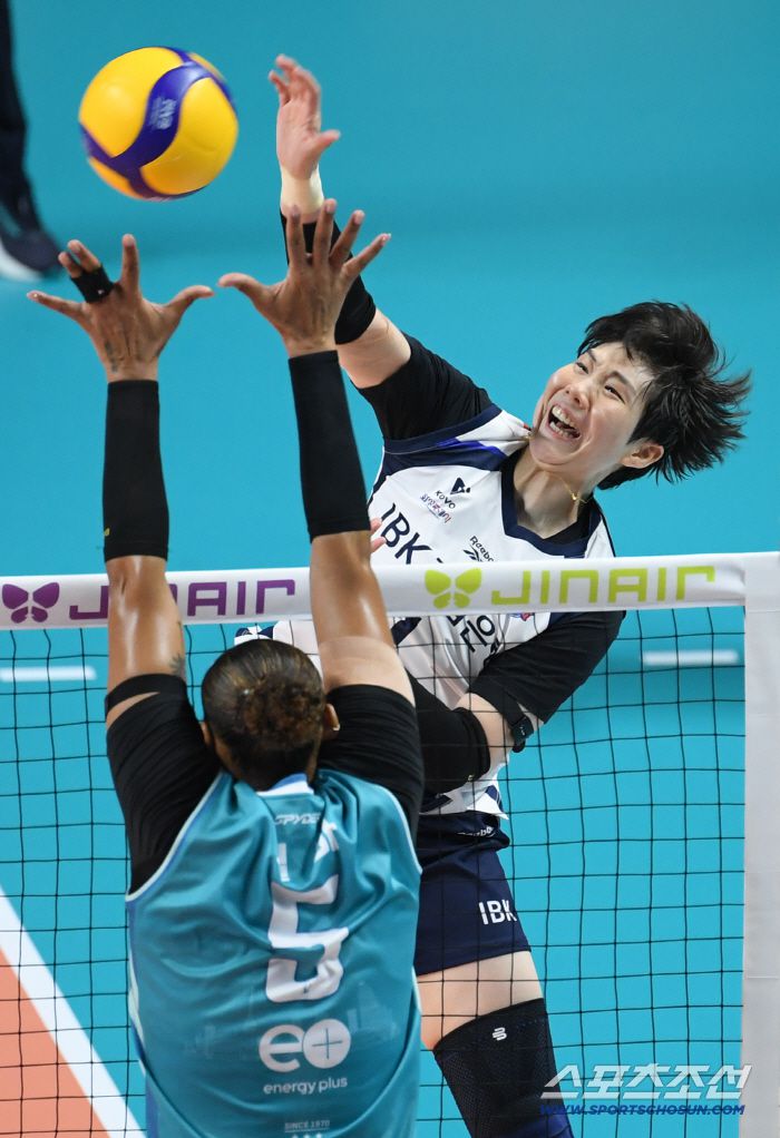 19일 장충체육관에서 열린 V리그 GS칼텍스와 IBK기업은행의 경기. IBK 이소영이 블로킹을 피해 공격을 시도하고 있다. 장충=박재만 기자 pjm@sportschosun.com/2025.10.19/