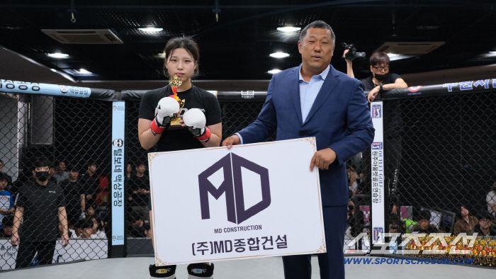 강원특별자치도 MMA총협회 김종대 회장 시상하고 있다. 사진제공=로드FC