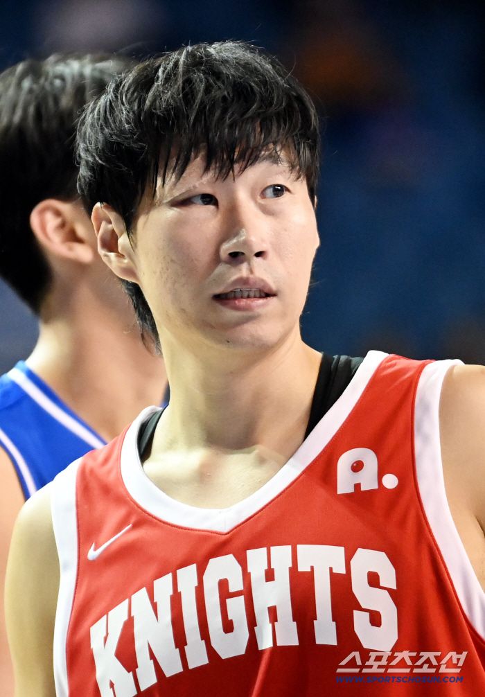 9일 잠실실내체육관에서 열린 서울 삼성과 서울 SK의 경기, 경기에 나선 SK 오세근의 모습. 잠실실내체=허상욱 기자wook@sportschosun.com/2025.11.09/