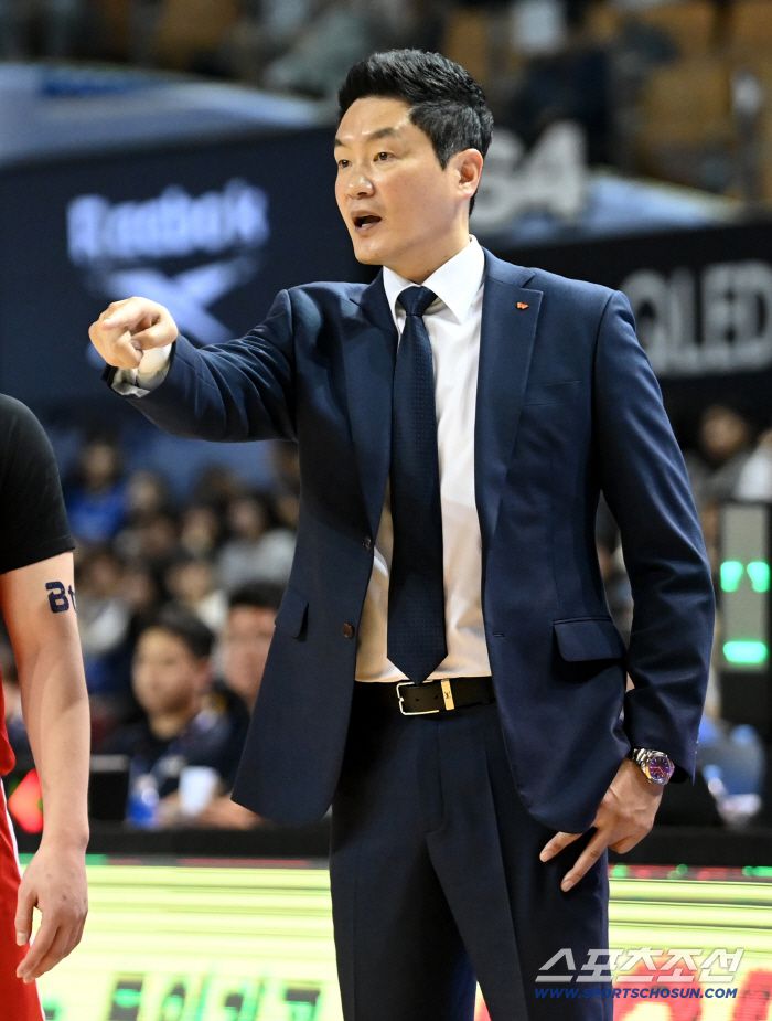 9일 잠실실내체육관에서 열린 서울 삼성과 서울 SK의 경기, SK 전희철 감독이 작전지시를 하고 있다. 잠실실내체=허상욱 기자wook@sportschosun.com/2025.11.09/
