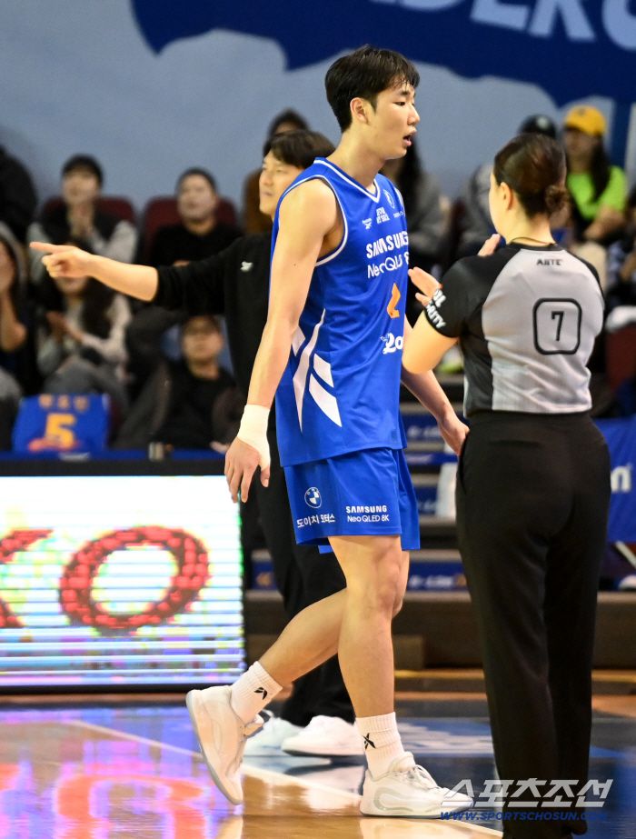 9일 잠실실내체육관에서 열린 서울 삼성과 서울 SK의 경기, 삼성 이원석이 5반칙으로 코트를 벗어나고 있다. 잠실실내체=허상욱 기자wook@sportschosun.com/2025.11.09/