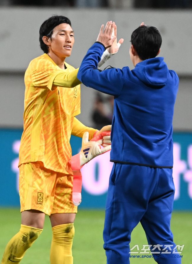 14일 서울월드컵경기장에서 열린 대한민국 축구대표팀과 파라과이의 평가전. 대한민국이 2대0으로 승리했다. 김승규와 기쁨을 나누는 손흥민의 모슴. 상암=허상욱 기자wook@sportschosun.com/2025.10.14/