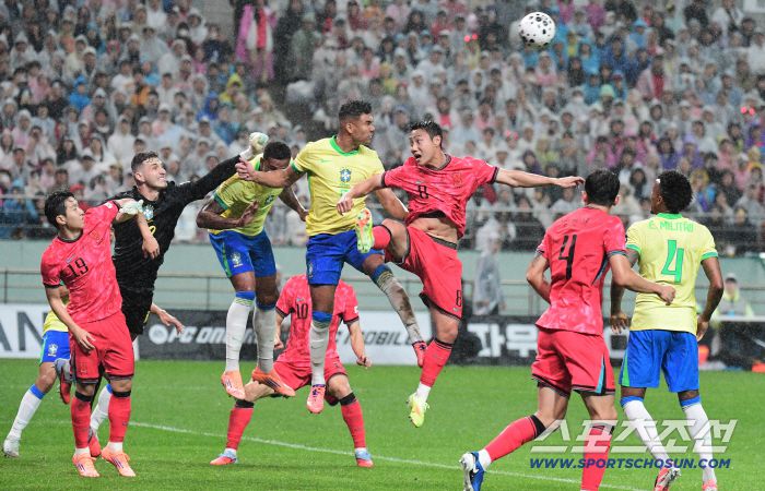 10일 오후 서울 상암동 서울월드컵경기장에서 대한민국 축구대표팀과 브라질의 A매치 평가전이 열렸다. 브라질 선수들과 공중볼 다툼을 벌이고 있는 대표팀 백승호. 상암=송정헌 기자songs@sportschosun.com/2025.10.10/