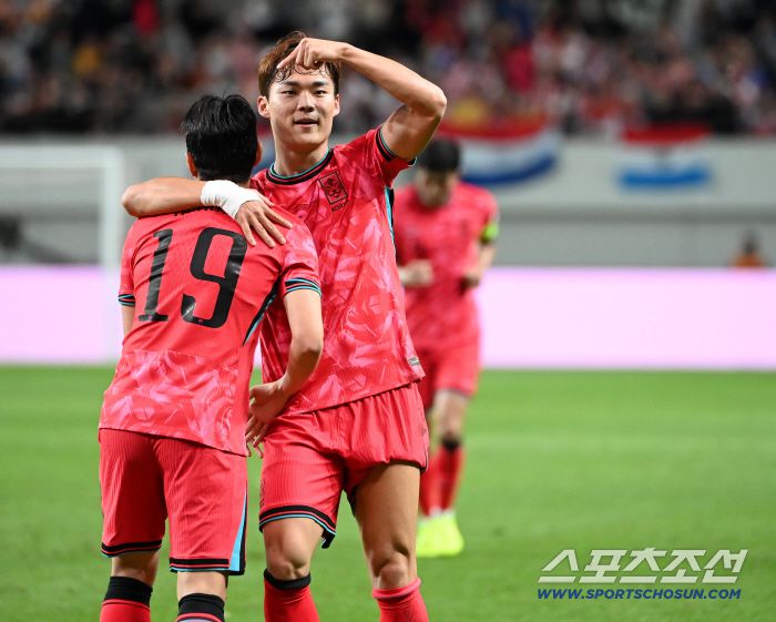 14일 서울월드컵경기장에서 열린 대한민국 축구대표팀과 파라과이의 평가전. 오현규가 후반 팀의 두번째 골을 터뜨리고 이강인과 함께 환호하고 있다. 상암=허상욱 기자wook@sportschosun.com/2025.10.14/
