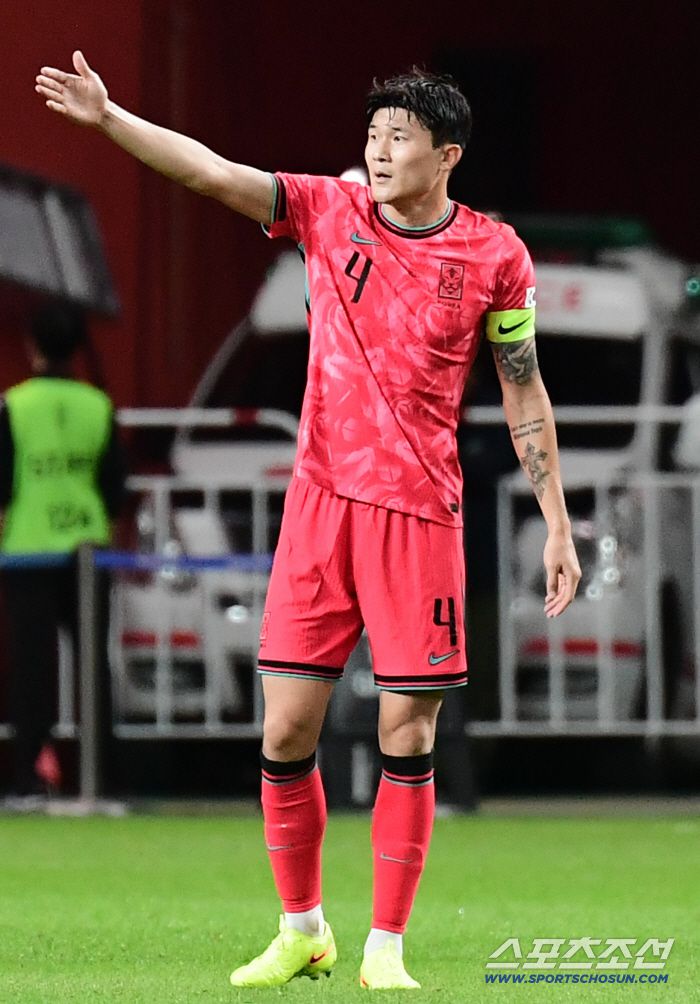 14일 서울월드컵경기장에서 열린 축구대표팀과 파라과이의 평가전. 후반전 주장 완장을 차고 경기에 나선 김민재. 상암=송정헌 기자songs@sportschosun.com/2025.10.14/