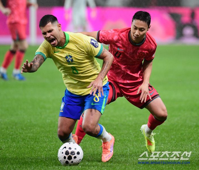 10일 오후 서울 상암동 서울월드컵경기장에서 대한민국 축구대표팀과 브라질의 A매치 평가전이 열렸다. 브라질 돌파를 막아서고 있는 백승호. 상암=송정헌 기자songs@sportschosun.com/2025.10.10/