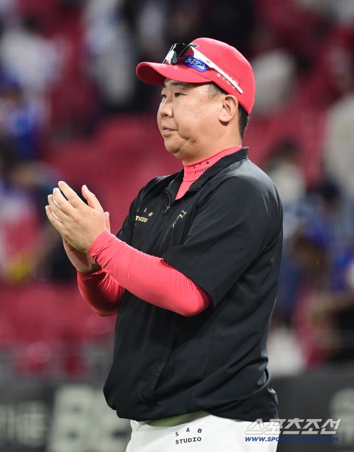 10일 광주 기아챔피언스필드에서 열린 KIA와 삼성의 경기. KIA가 삼성에 승리했다. 경기 종료 후 선수들에게 박수를 보내는 KIA 이범호 감독. 광주=송정헌 기자songs@sportschosun.com/2025.09.10/