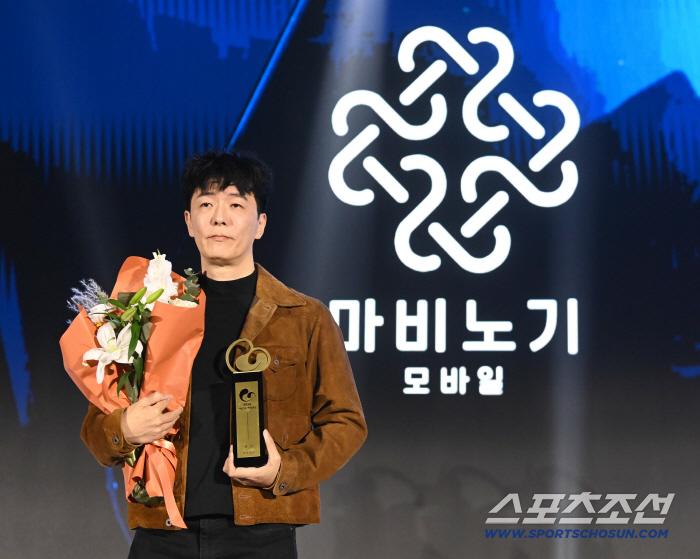 2025 대한민국 게임대상이 12일 부산 벡스코에서 열렸다. 대상을 수상한 '마비노기 모바일'의 제작사 데브캣의 김동건 대표가 트로피와 포즈를 취하고 있다. 부산=허상욱 기자wook@sportschosun.com/2025.11.12/