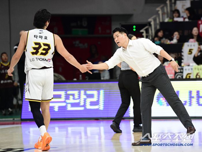 16일 안양 정관장아레나에서 프로농구 안양 정관장과 창원 LG의 경기가 열렸다. 타마요와 하이파이브를 나누고 있는 창원 LG 조상현 감독. 안양=송정헌 기자songs@sportschosun.com/2025.11.16/