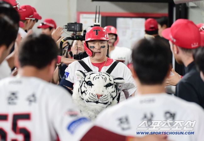 11일 광주 기아챔피언스필드에서 열린 KIA와 롯데의 경기. 4회 롯데 나균안 상대 동점 3점 홈런을 날린 KIA 최형우. 광주=송정헌 기자songs@sportschosun.com/2025.09.11/