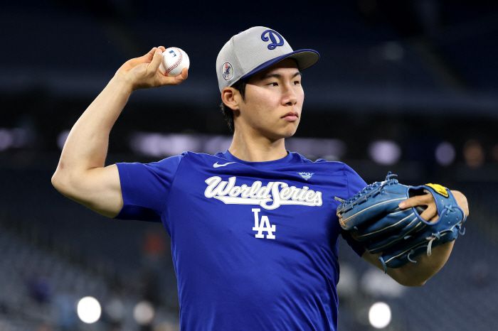 TORONTO, ONTARIO - NOVEMBER 01: Hyeseong Kim #6 of the Los Angeles Dodgers warms up before the game against the Toronto Blue Jays in game seven of the 2025 World Series at Rogers Center on November 01, 2025 in Toronto, Ontario.   Emilee Chinn/Getty Images/AFP (Photo by Emilee Chinn / GETTY IMAGES NORTH AMERICA / Getty Images via AFP)        <저작권자(c) 연합뉴스, 무단 전재-재배포, AI 학습 및 활용 금지>
