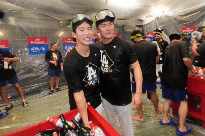 Los Angeles Dodgers' Hyeseong Kim, left, and Yoshinobu Yamamoto embrace after a win over the Philadelphia Phillies in Game 4 of baseball's National League Division Series Thursday, Oct. 9, 2025, in Los Angeles. (AP Photo/Jae C. Hong)        <저작권자(c) 연합뉴스, 무단 전재-재배포, AI 학습 및 활용 금지>