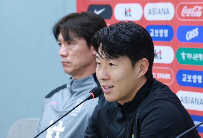 가나와의 평가전 하루 앞둔 손흥민      (서울=연합뉴스) 신현우 기자 = 가나와의 평가전을 하루 앞둔 한국 축구대표팀 주장 손흥민이 17일 서울 마포구 서울월드컵경기장에서 열린 공식 기자회견에 참석해 질문에 답하고 있다. 2025.11.17      nowwego@yna.co.kr  (끝)      <저작권자(c) 연합뉴스, 무단 전재-재배포, AI 학습 및 활용 금지>