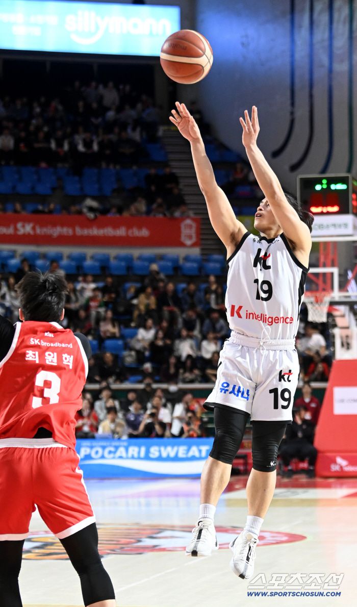 17일 잠실학생체육관에서 열린 프로농구 서울 SK와 수원 KT의 경기. KT 카굴랑안이 점프슛을 시도하고 있다. 잠실학생체=허상욱 기자wook@sportschosun.com/2025.11.17/