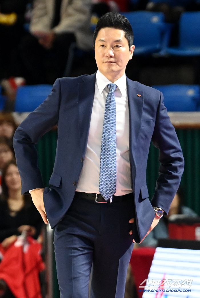 17일 잠실학생체육관에서 열린 프로농구 서울 SK와 수원 KT의 경기. SK 전희철 감독이 경기를 지켜보고 있다. 잠실학생체=허상욱 기자wook@sportschosun.com/2025.11.17/