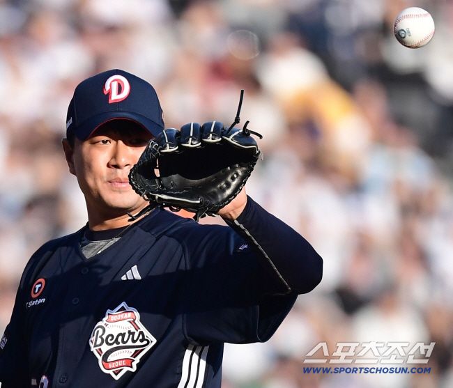 22일 인천 SSG랜더스필드에서 KBO리그 개막전 SSG와 두산의 경기가 열렸다. 8회말 SSG 오태곤에게 역전 투런홈런을 허용한 두산 이영하. 인천=송정헌 기자songs@sportschosun.com/2025.03.22/