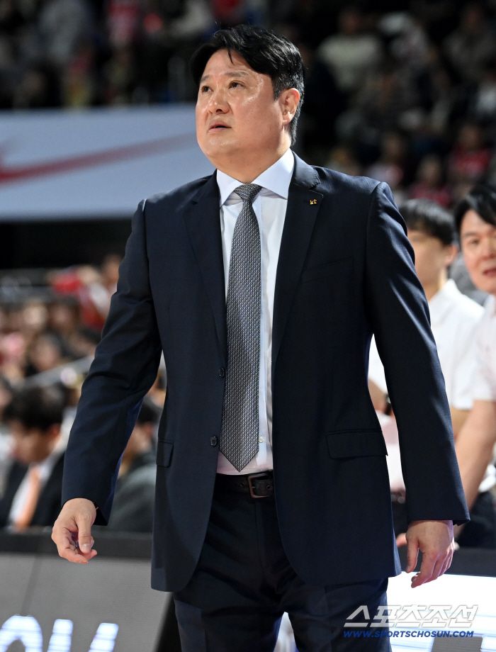 17일 잠실학생체육관에서 열린 프로농구 서울 SK와 수원 KT의 경기. KT 문경은 감독이 경기를 지켜보고 있다. 잠실학생체=허상욱 기자wook@sportschosun.com/2025.11.17/