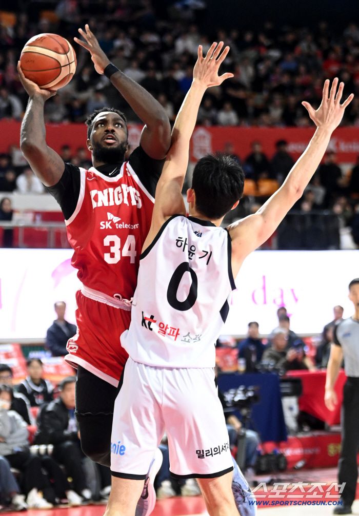 17일 잠실학생체육관에서 열린 프로농구 서울 SK와 수원 KT의 경기. SK 워니가 KT 하윤기의 수비를 피해 골밑슛을 시도하고 있다. 잠실학생체=허상욱 기자wook@sportschosun.com/2025.11.17/