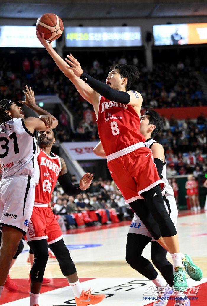 17일 잠실학생체육관에서 열린 프로농구 서울 SK와 수원 KT의 경기. SK 안영준이 골밑슛을 시도하고 있다. 잠실학생체=허상욱 기자wook@sportschosun.com/2025.11.17/