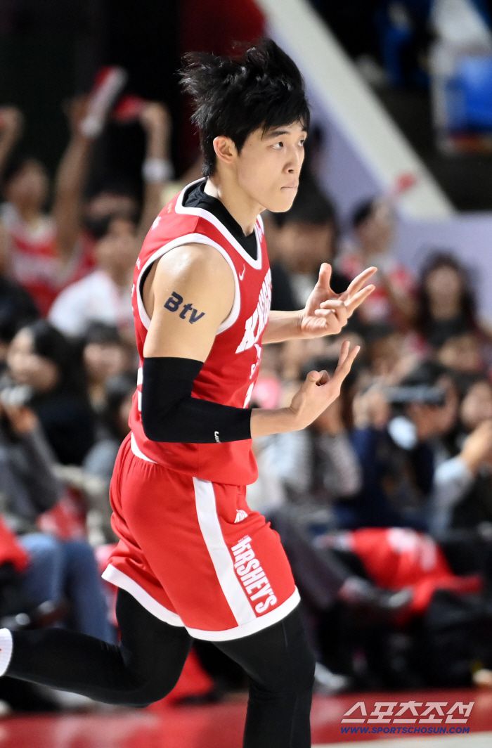 17일 잠실학생체육관에서 열린 프로농구 서울 SK와 수원 KT의 경기. SK 오재현이 3점슛을 성공한 후 환호하고 있다. 잠실학생체=허상욱 기자wook@sportschosun.com/2025.11.17/