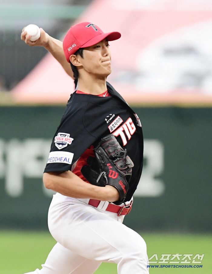 28일 인천 SSG랜더스필드에서 열린 KBO리그 SSG와 KIA의 경기. 선발 투구를 준비하고 있는 KIA 이의리. 인천=송정헌 기자songs@sportschosun.com/2025.08.28/