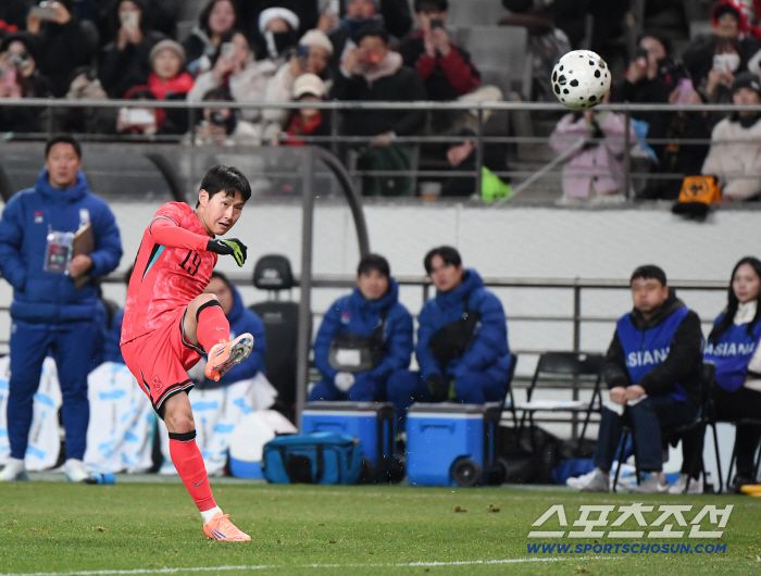 18일 서울월드컵경기장에서 열린 한국과 가나의 축구대표팀 평가전.   이강인이 프리킥을 하고 있다. 상암=정재근 기자 cjg@sportschosun.com/2025.11.18/