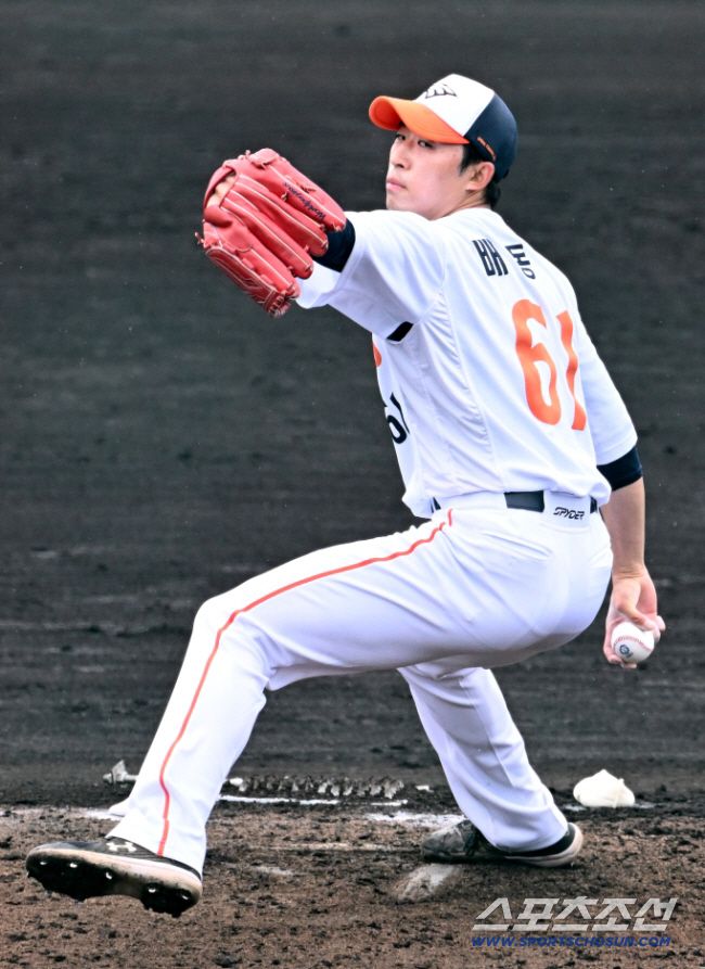 23일 일본 오키나와 이토만 니시자키 야구장에서 열린 한화 이글스와 지바 롯데 마린스의 연습경기, 한화 배동현이 역투하고 있다. 오키나와(일본)=허상욱 기자 wook@sportschosun.com/2025.02.23/