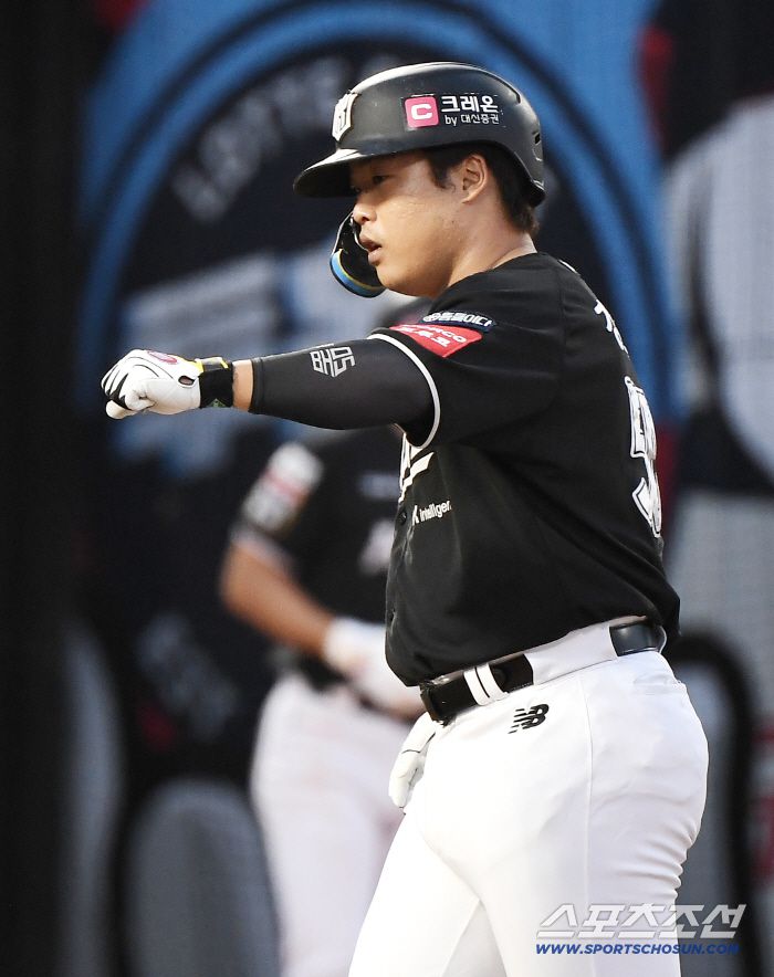 27일 부산 사직구장에서 열린 KT-롯데전. 2회초 무사. 강백호가 솔로포를 친 후 환영받고 있다. 부산=정재근 기자 cjg@sportschosun.com/2025.8.27/