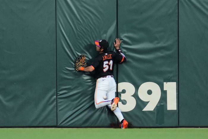 San Francisco Giants center fielder Jung Hoo Lee is unable to catch a double hit by St. Louis Cardinals' Lars Nootbaar during the first inning of a baseball game, Tuesday, Sept. 23, 2025, in San Francisco. (AP Photo/Godofredo A. Vasquez)        <저작권자(c) 연합뉴스, 무단 전재-재배포, AI 학습 및 활용 금지>