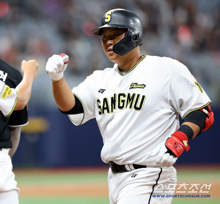 1일 고척스카이돔에서 열린 2025 KBO 퓨처스리그 챔피언결정전 상무와 KT의 경기, 3회말 2사 1루 상무 한동희가 안타를 치고 기뻐하고 있다. 고척=허상욱 기자wook@sportschosun.com/2025.10.01/